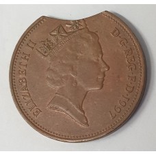 GREAT BRITAIN UK 1997 . TWO 2 PENCE COIN . ERROR . LARGE BITTEN FLAN